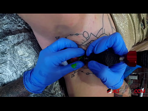 ❤️ Sully Savage mai tsananin jarfa ta yi tattoo a kan kwarin ta ️❌ Batsa ️❤